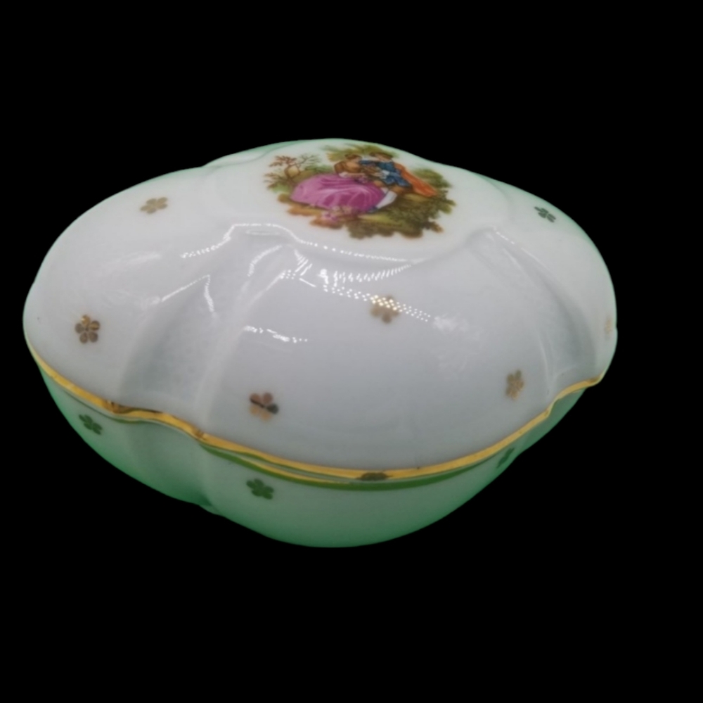 Giraud Limoges France white trinket box Defect tiny chip Love scene on a lid